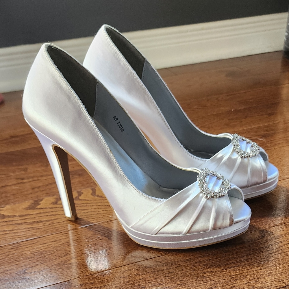 Dyeables Gianna White Satin Shoes Size 9